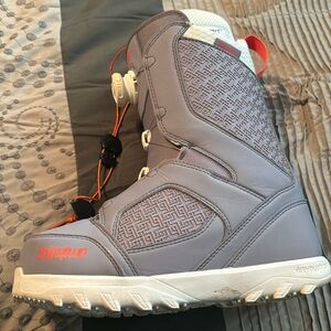 Women’s snowboarding boots